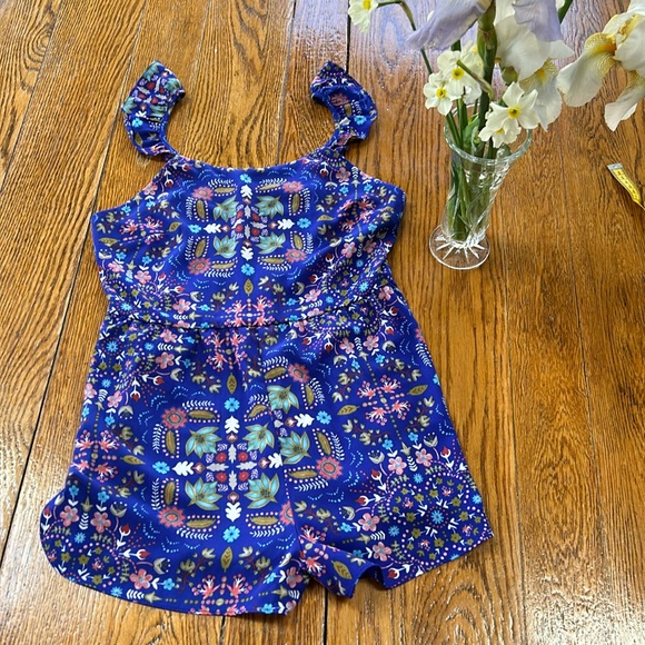 Everly Pants - Everly floral short romper, size small, great condition.  Lined.